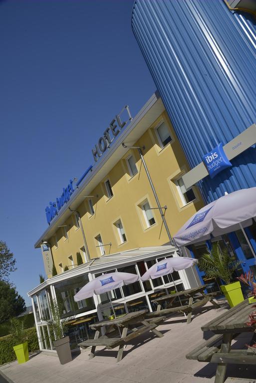 Ibis Budget Issoire Bagian luar foto
