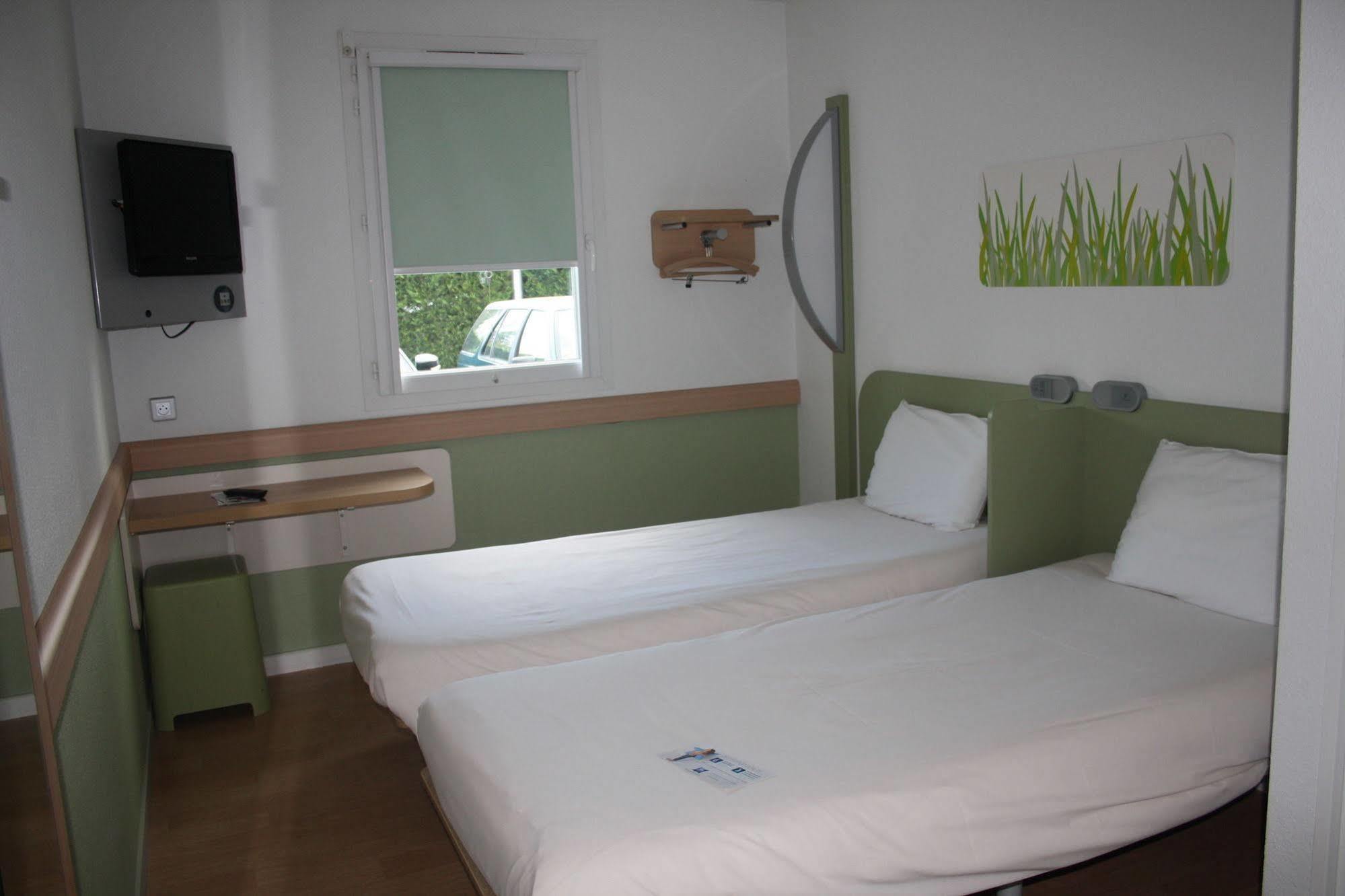 Ibis Budget Issoire Bagian luar foto