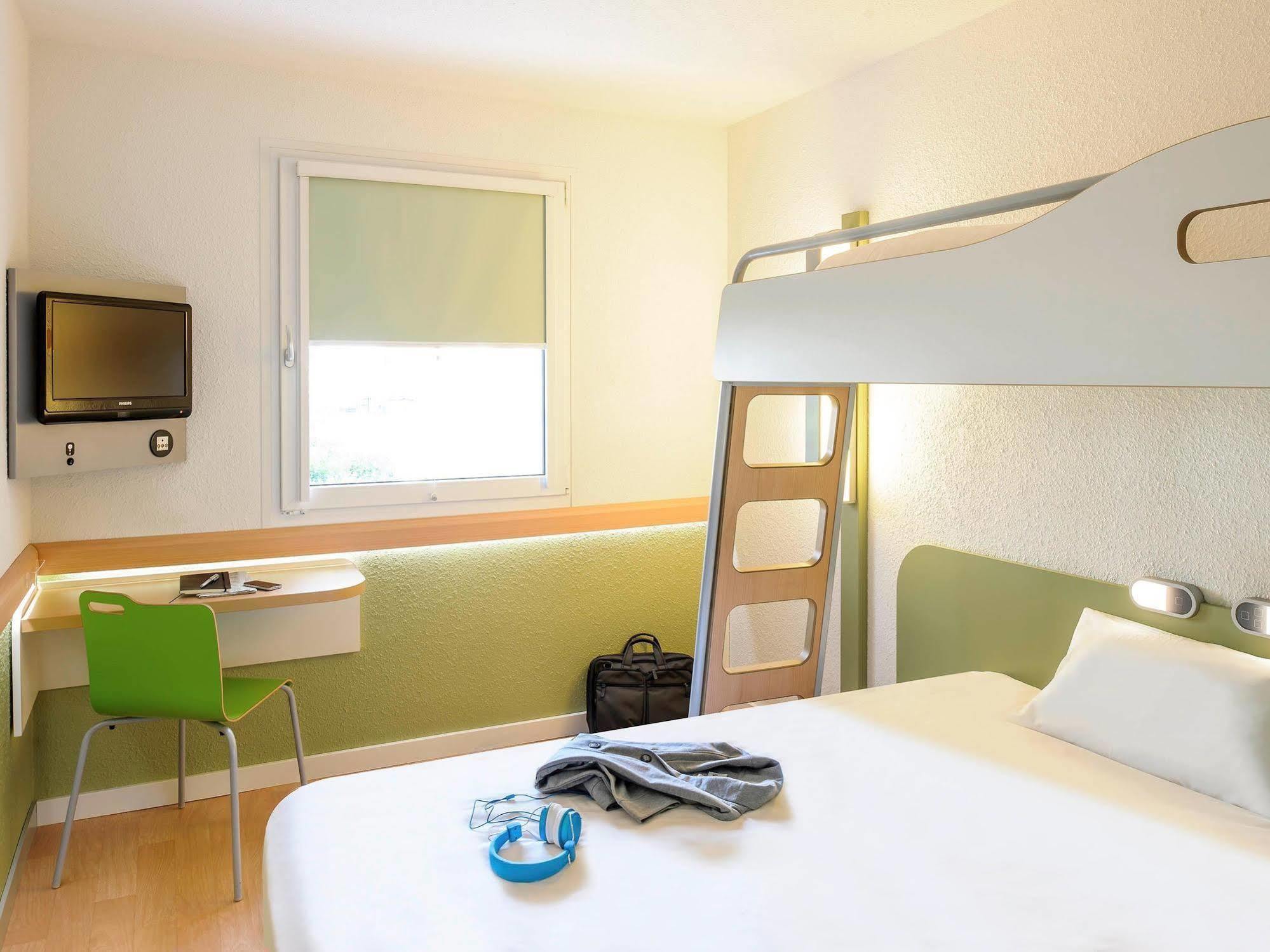 Ibis Budget Issoire Bagian luar foto