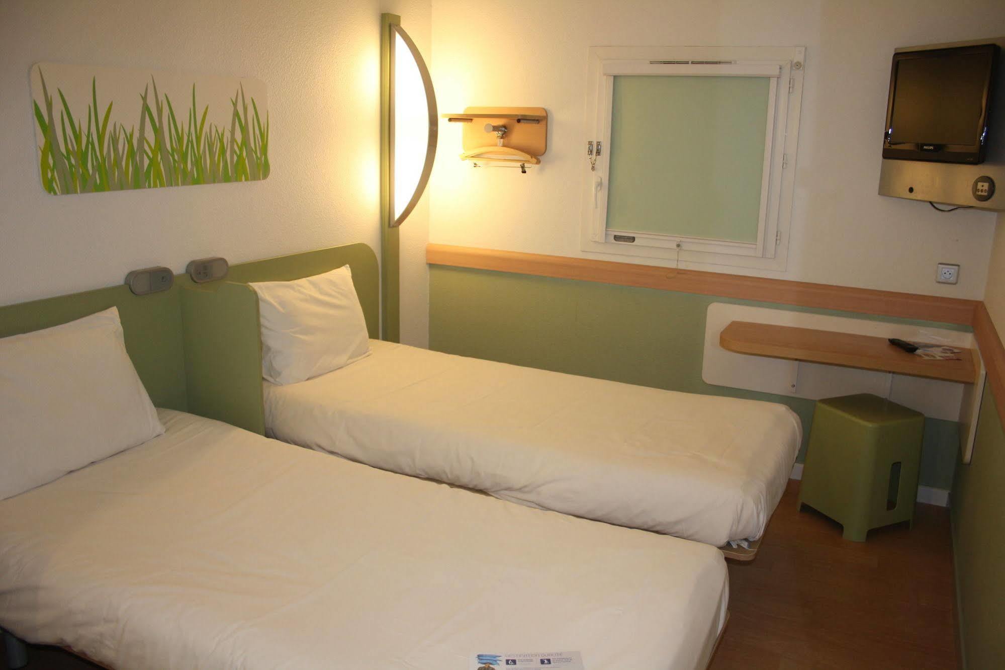 Ibis Budget Issoire Bagian luar foto