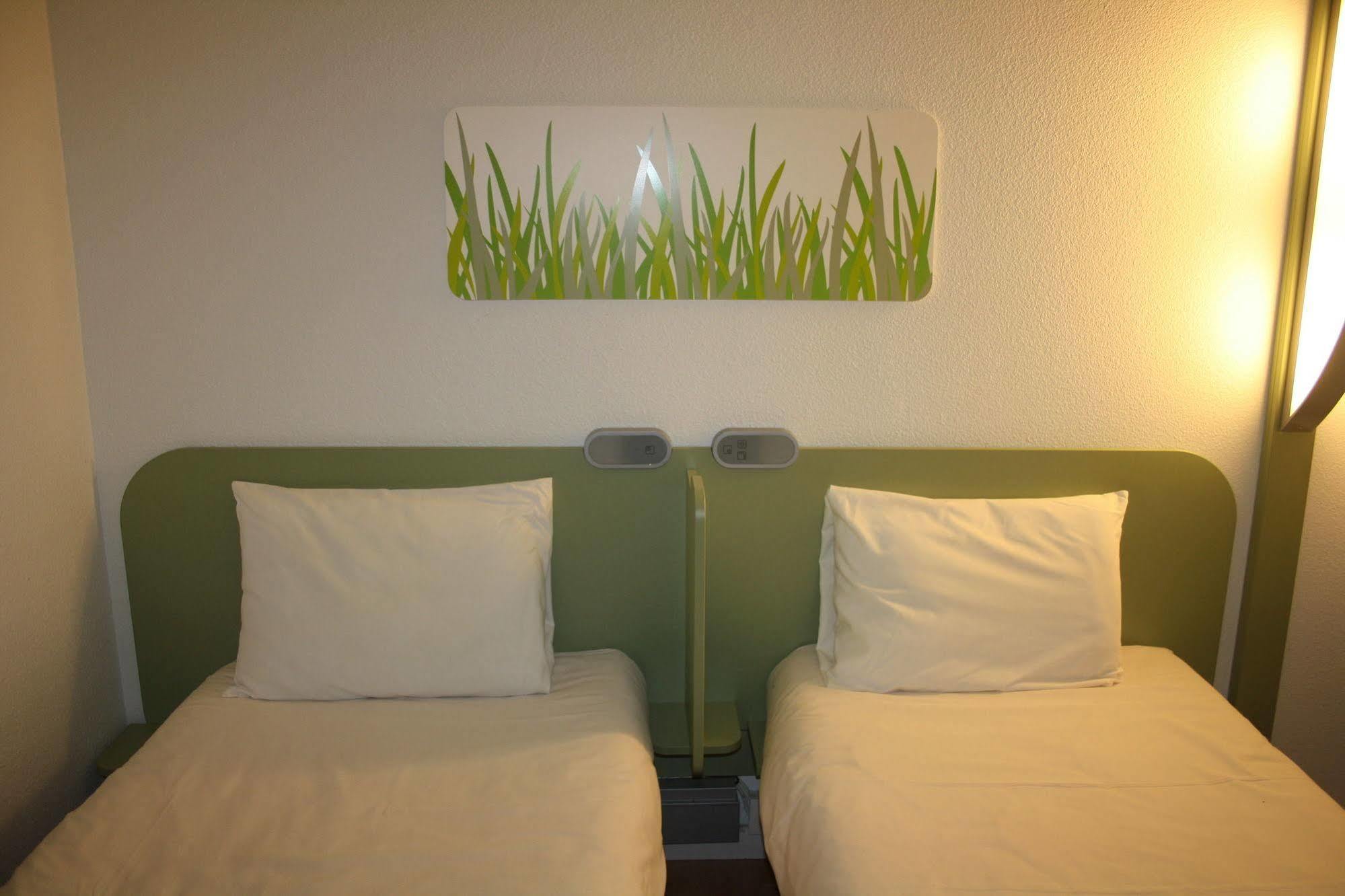 Ibis Budget Issoire Bagian luar foto